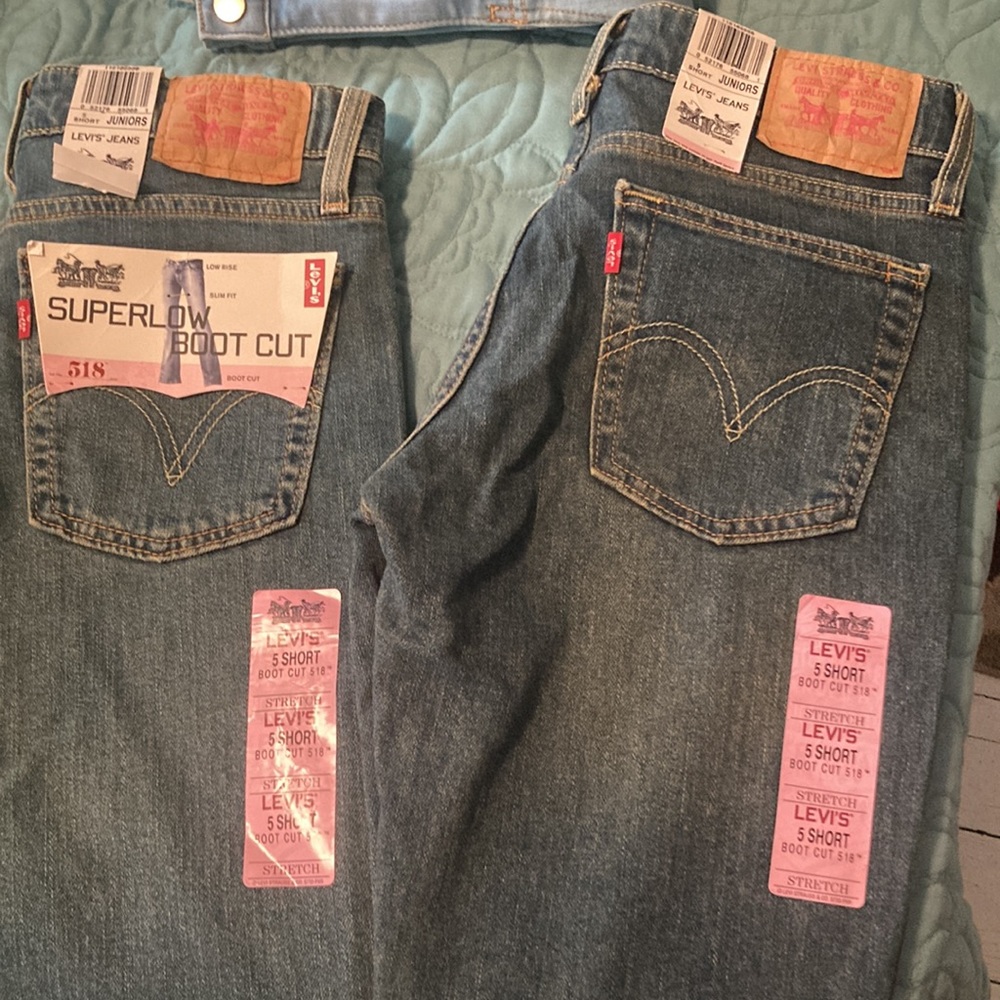 Levi’s 518 Superlow Boot Cut 5 Short Juniors two pair!!!
